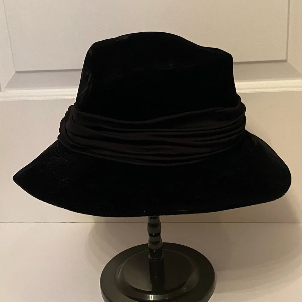 BAMBERGER’S NEW JERSEY HAT VINTAGE BLACK VELVET CLOCHE RIBBON ASYMMETRICAL BRIM